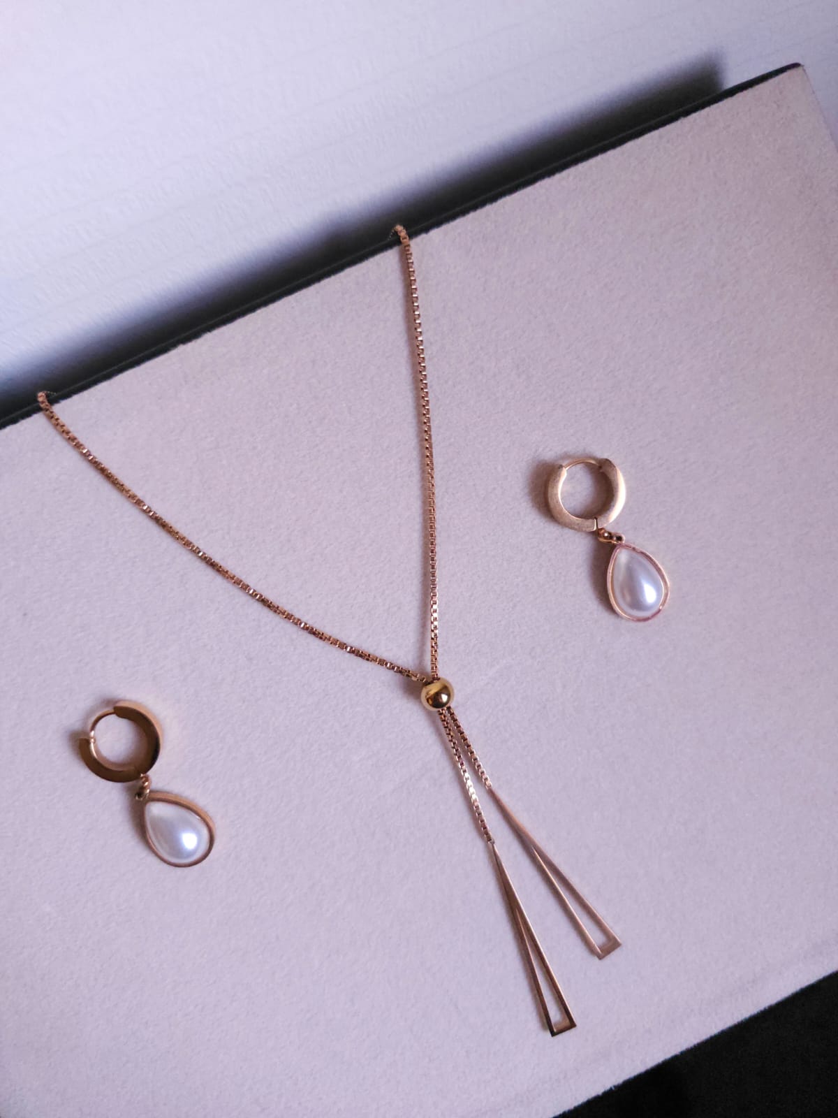 Chain set with pearl earring.