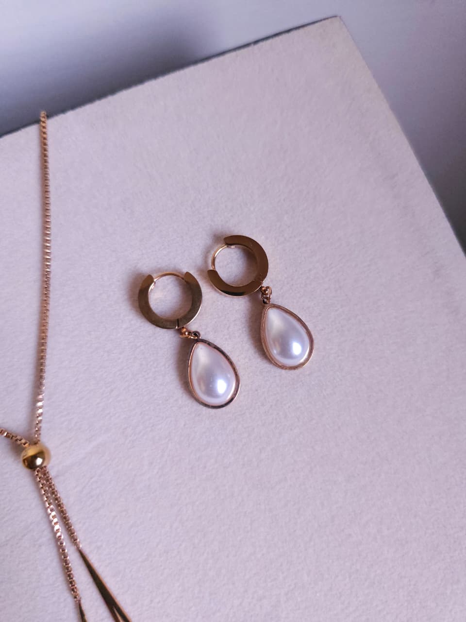 Chain set with pearl earring.