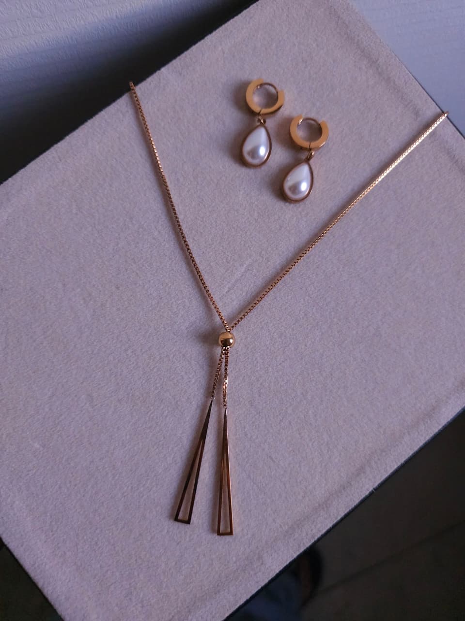 Chain set with pearl earring.